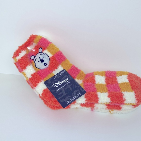 Set of 2 Winnie the Pooh socks NWT! Fuzzy, Fits womens shoe size 4-10 - Picture 1 of 12